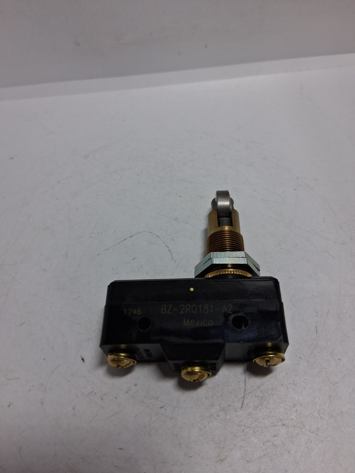 MICRO SWITCH BZ-2RQ181-A2 LIMIT SWITCH ROLLER PLUNGER 15A 125,250 OR 480VAC NNB