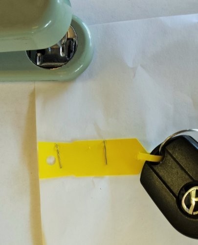 YELLOW Self-Locking Arrow Key Tags (1,000 per pack) Size 4 1/2″ X 3/4″ (YELLOW)