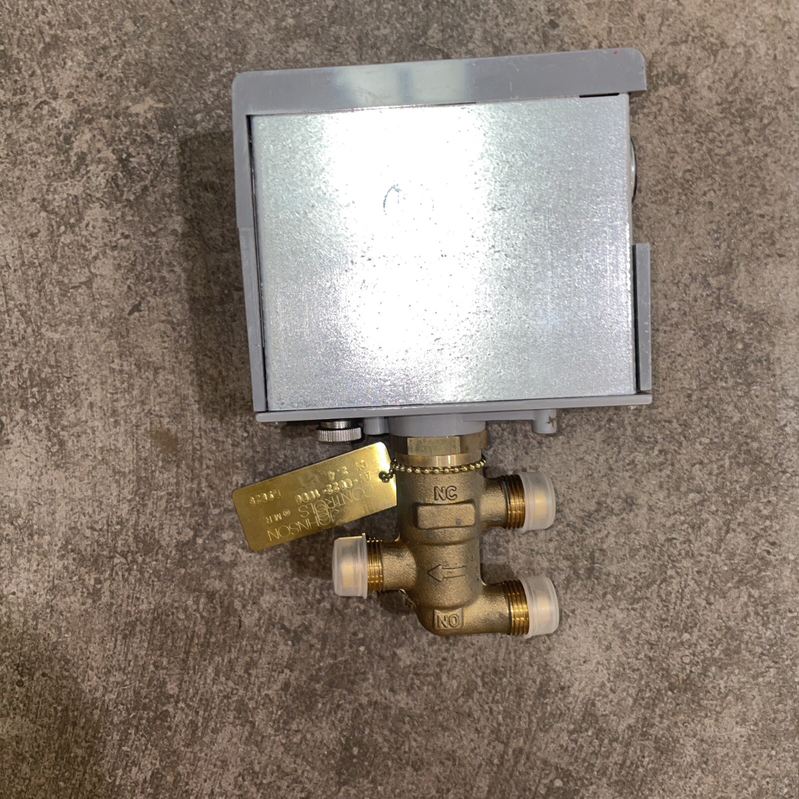 JOHNSON CONTROLS AV-8022-1006 / AV80221006 (NEW IN BOX)