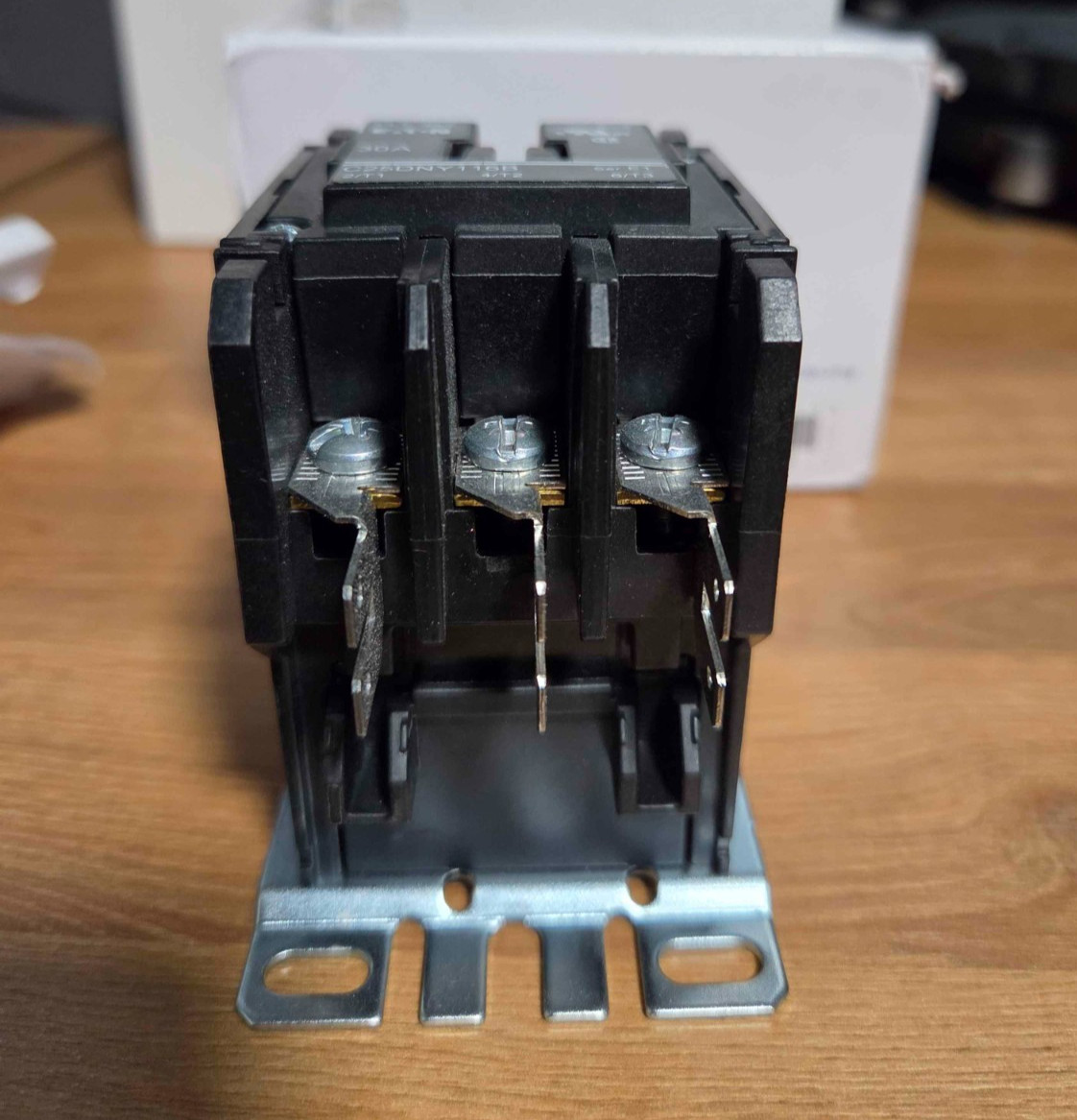 New In Box; Eaton C25DNY116B Contactor 30A; 3P; 575VAC; Coil: 208-240VAC