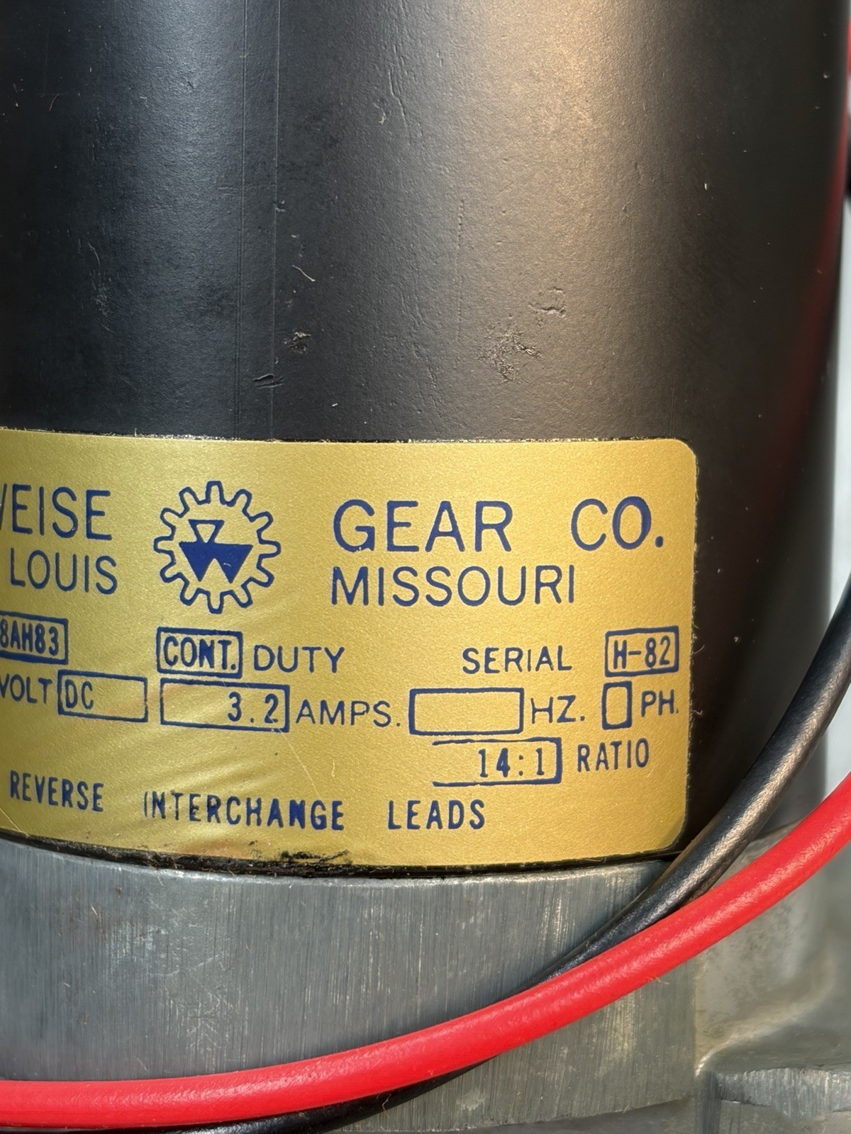QTY 1 VON WEISE GEAR MOTOR 12 VOLTS 14:1 RATIO BOTH SHAFTS ARE 5/16″ DIAMETER