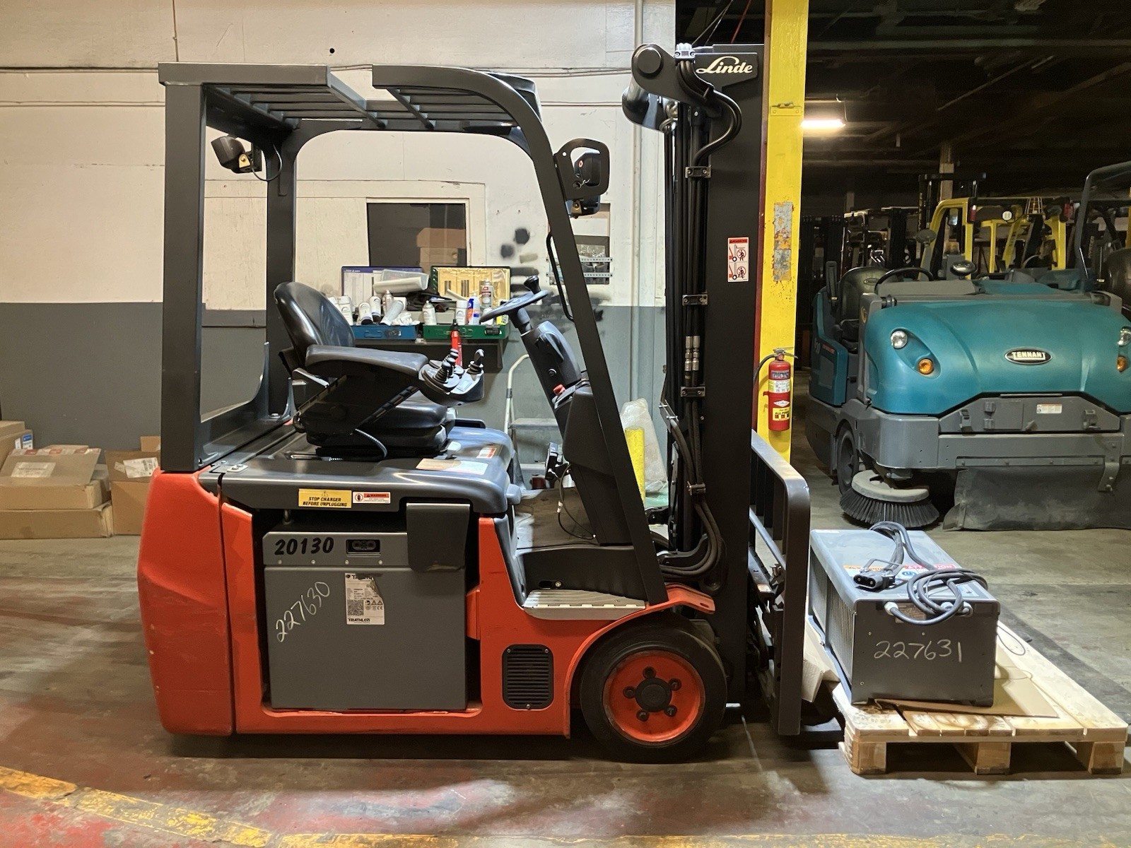 2020 Linde 3600 LB Forklift with Side Shift and Triple mast lithium-ion battery