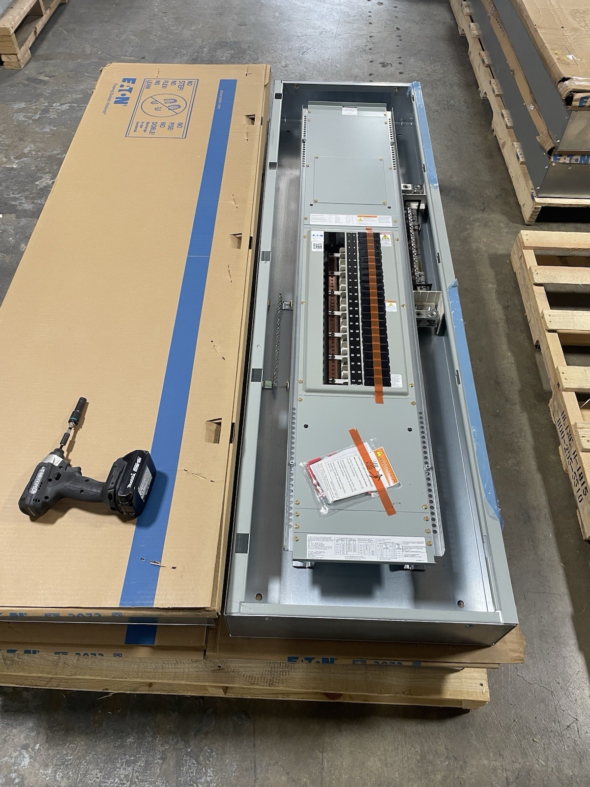 1-600 AMP 240V MAIN LUG PANELBOARD 42 SPACE 3 PHASE 4 WIRE COMPLETE PANEL