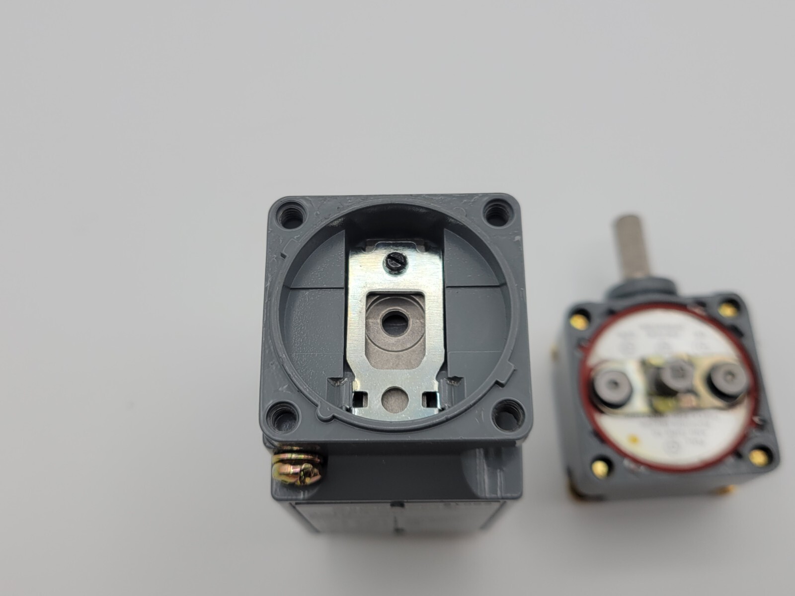 Siemens 3SE03-BR1 Limit Switch Side Rotary Plug-In Mount 2NO/2NC 6 Amp 120VAC