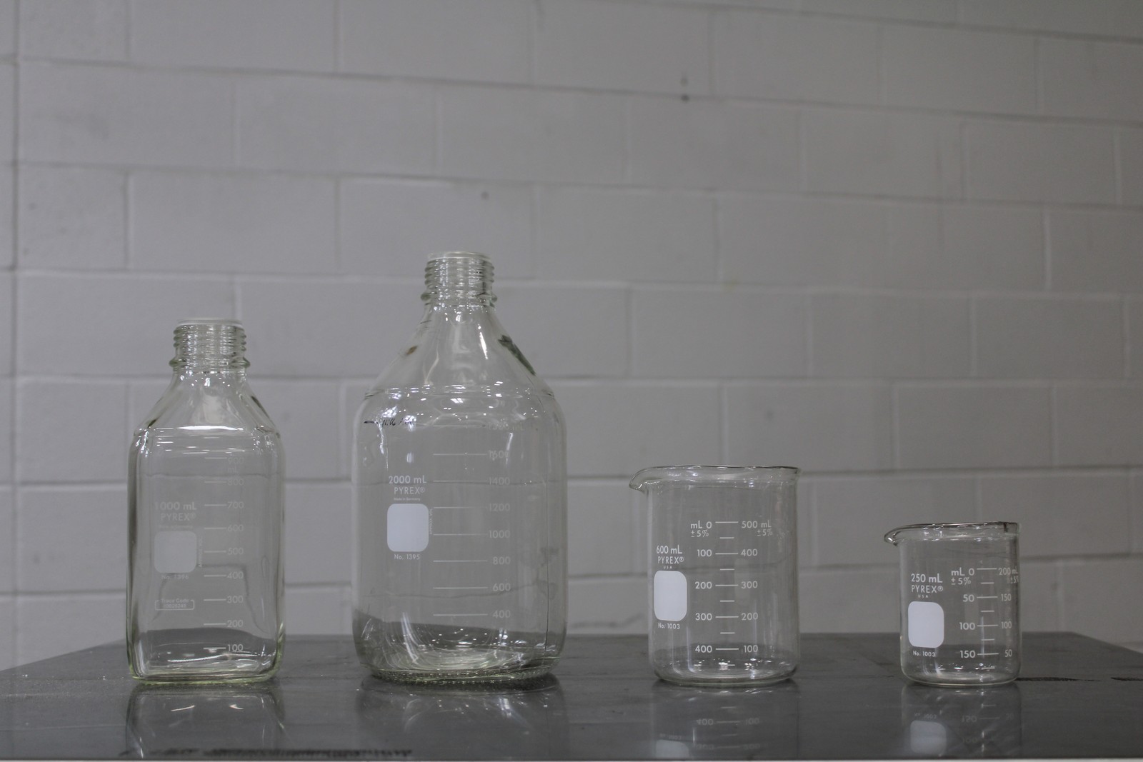 Pyrex Laboratory Glassware Beakers – 14 Piece Assorted Set, Used Co (3379669)