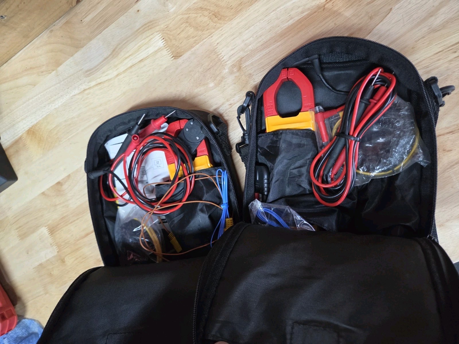 Fluke 323 True RMS Clamp Meter w/Fluke Leads & Case
