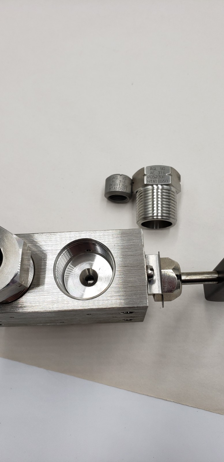 Autoclave Engineers 30VM9075 30,000 psi Stainless Steel Manifold & Needle Valves