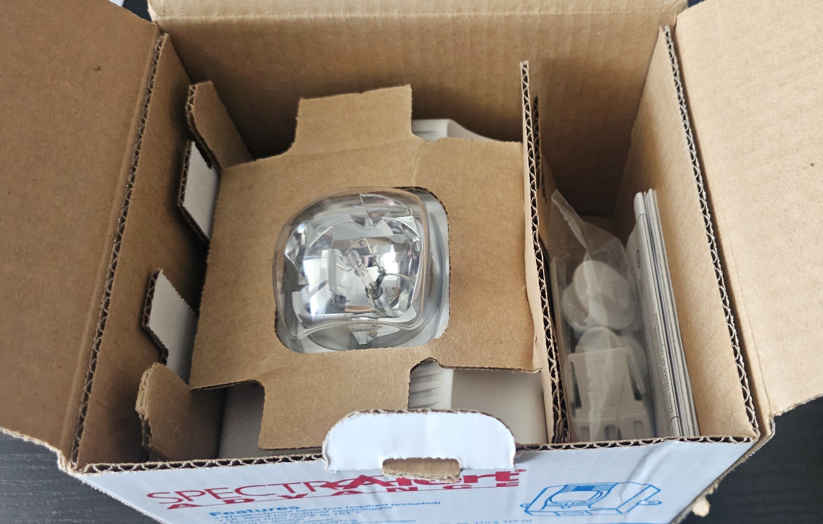 System Sensor P2WK. Outdoor Horn Strobe, 2 Wire, White.