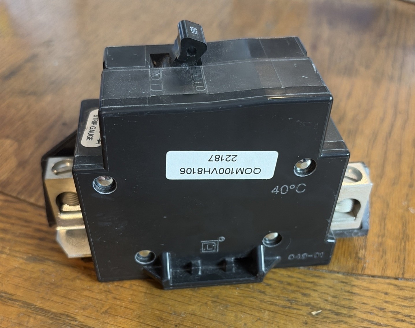 Square D QOM100VH8106 22kA 2 Pole 100 Amp QOM1 Bolt On Main Circuit Breaker NOS