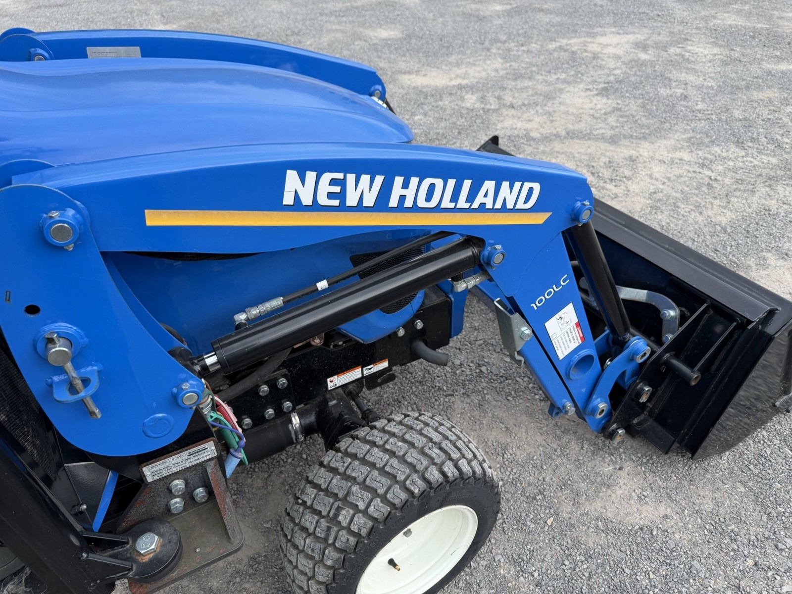 UNUSED 2023 NEW HOLLAND WORKMASTER 25S- ENCLOSED CAB W/ HEAT- LOADER- ONLY 9HRS!