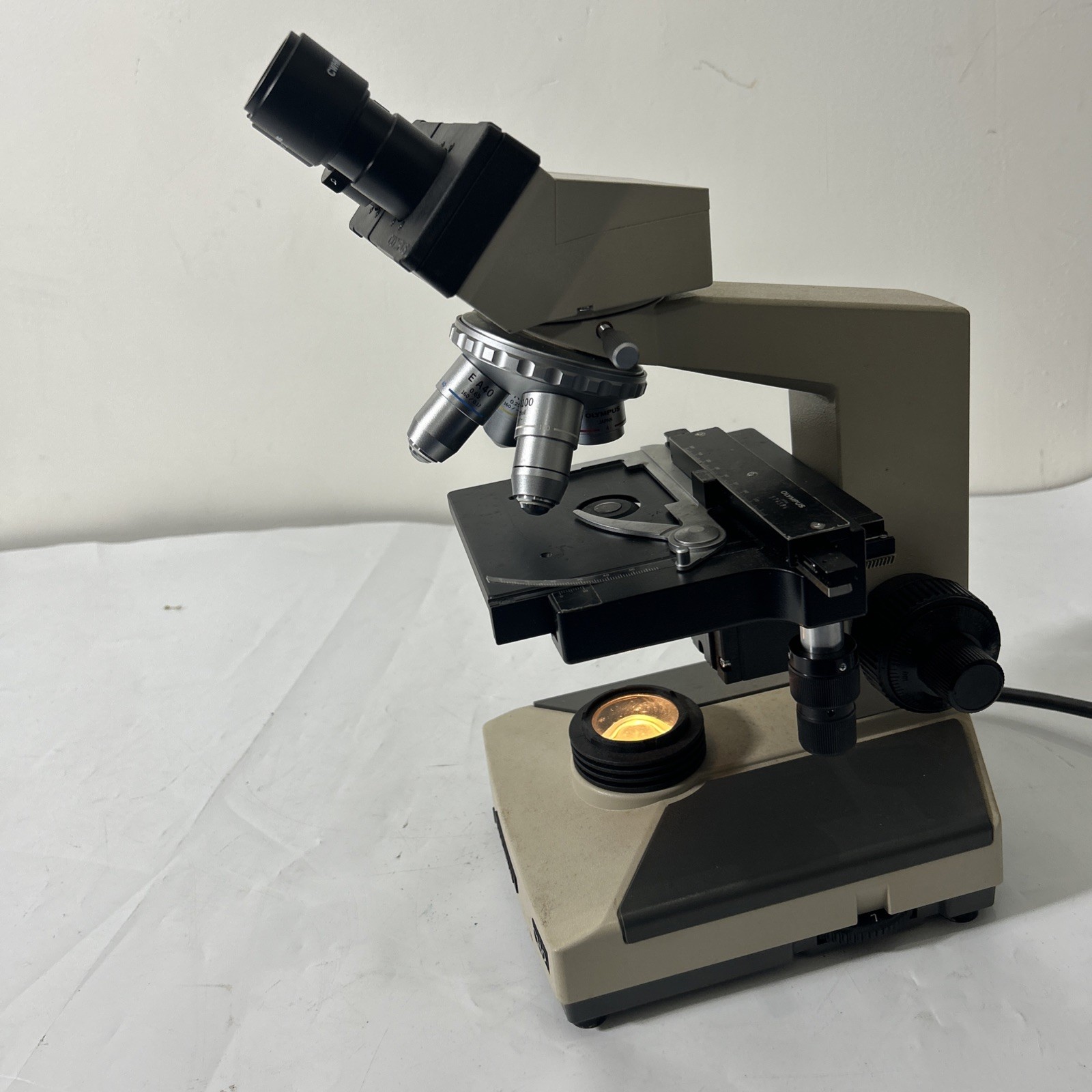 Olympus CH-2, CHT Microscope with objectives 4 X 10X 40X 100X (INV09)