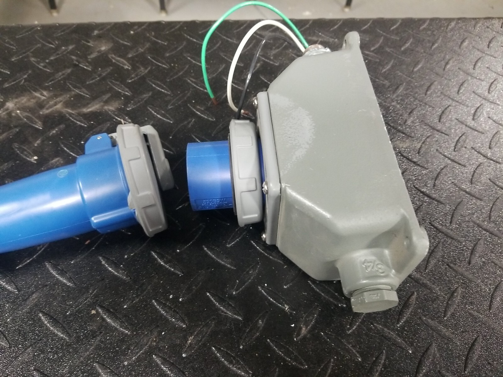 HUBBELL HBL 520C9W & 520B9W 20AMP 120/208 3PH 5 WIRE FEMALE & MALE CORD END SET