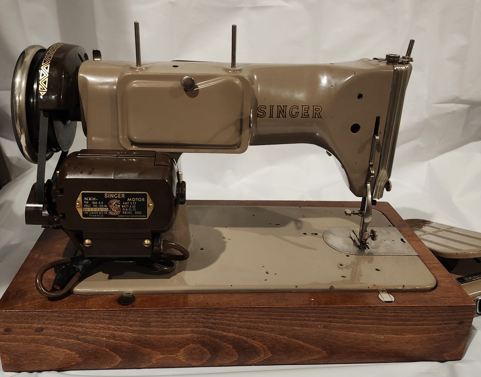Singer 316G 316 G Zig Zag Sewing Machine Runs Great No Light