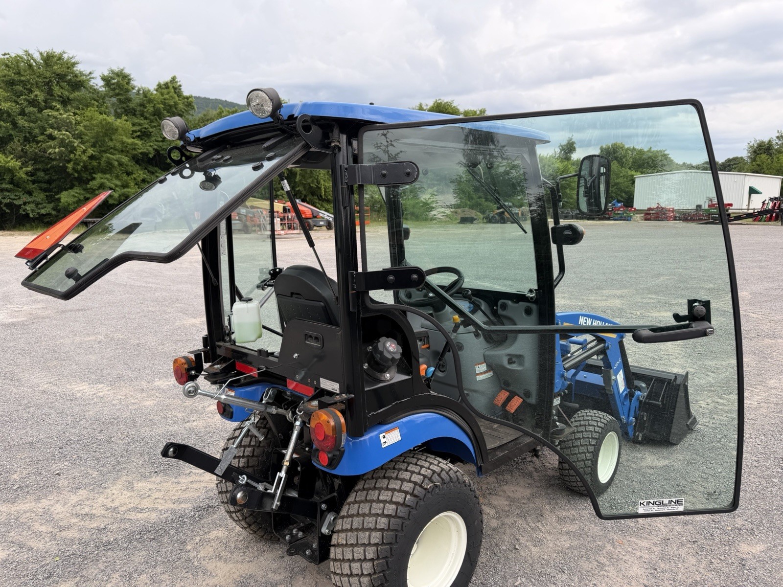 UNUSED 2023 NEW HOLLAND WORKMASTER 25S- ENCLOSED CAB W/ HEAT- LOADER- ONLY 9HRS!