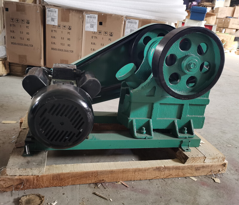 INTBUYING®220V Mini Jaw Crusher Feeding Inlet 2.16″,1400 RPM,250kg/h Crusher
