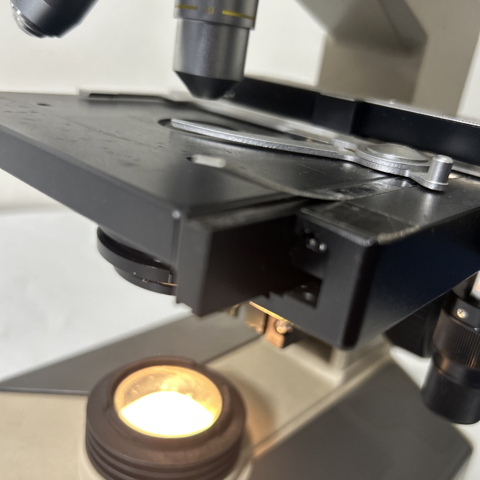 Olympus CH-2, CHT Microscope with objectives 4 X 10X 40X 100X (INV09)