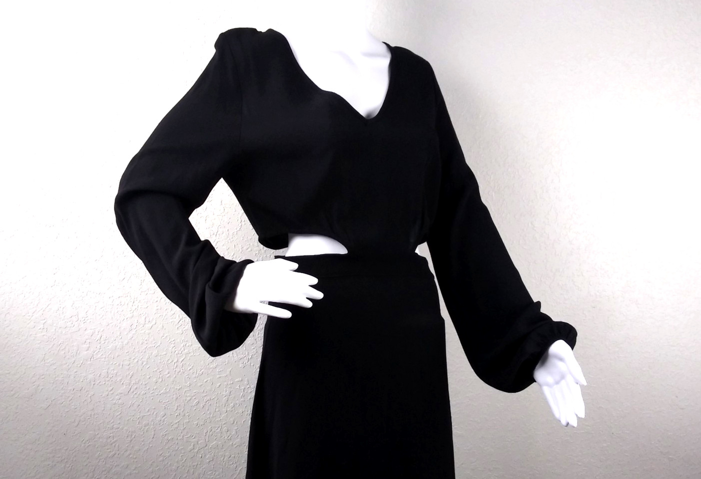 Black full body female mannequin w. Metal Base. Head and arms can be rotated