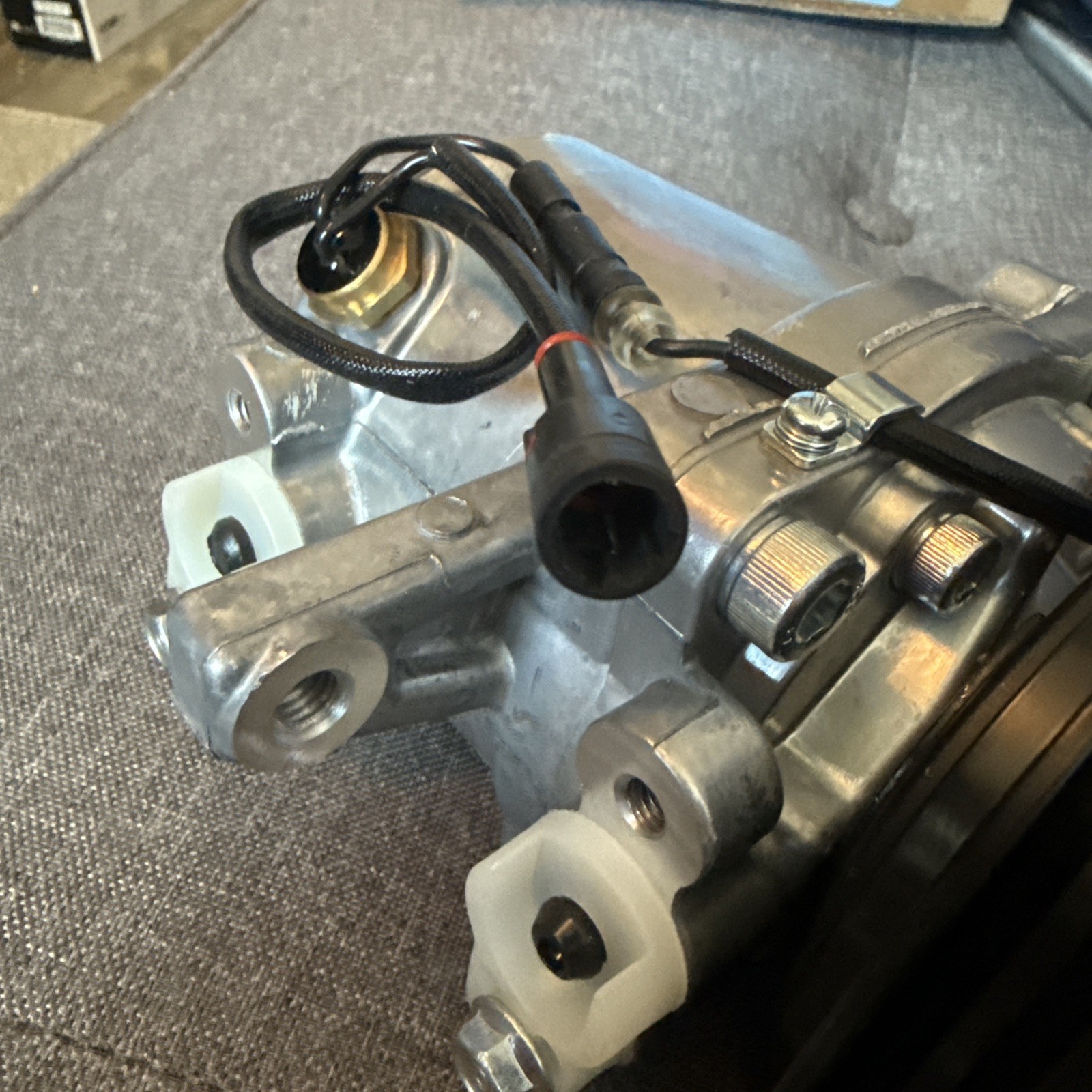 Kubota AC Compressor RD451-93900 SVL75-2C SVL90C SVL95-2SC SVO7E 12V FREE SHIP