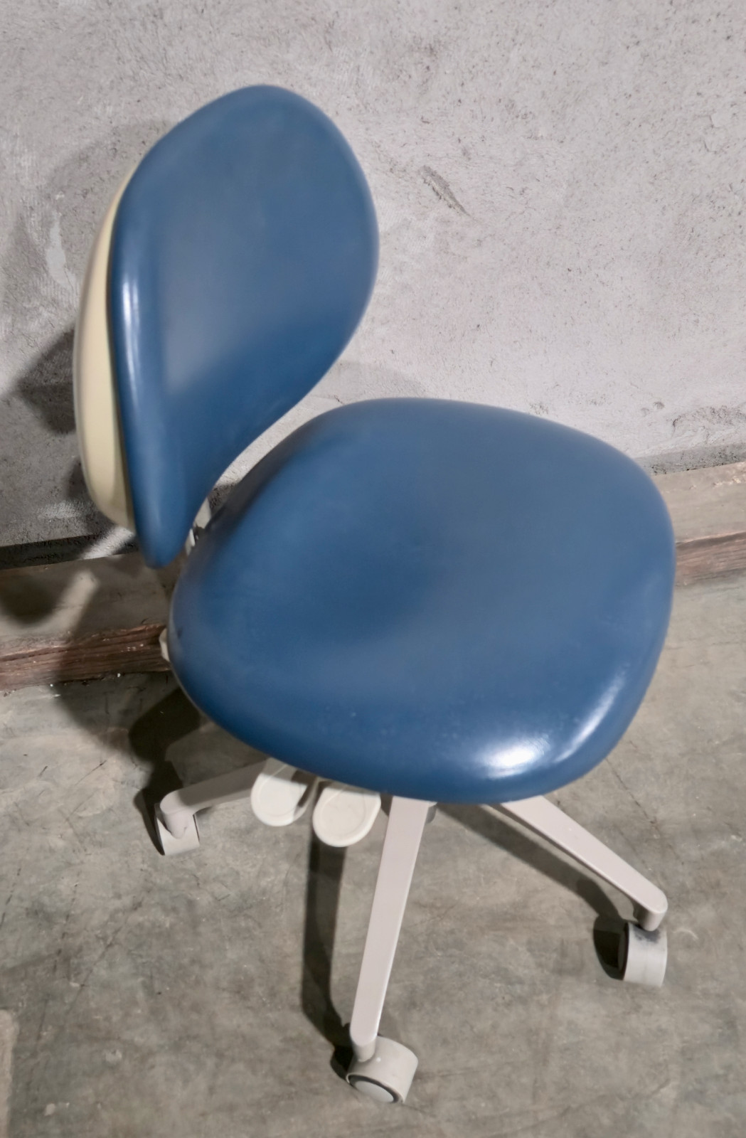 Adec 1601 Doctor Dental Assistant Stool WILL NEED A NEW CYLINDER BAR