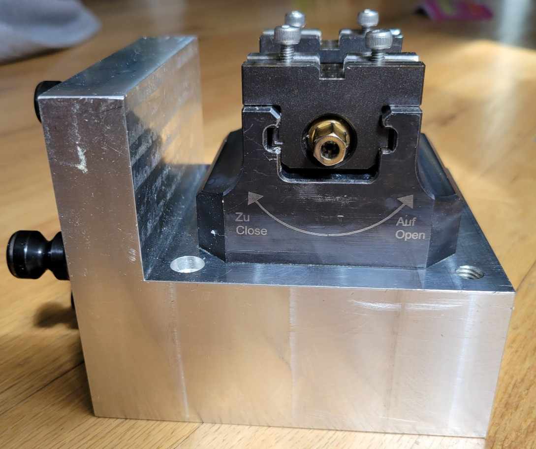 Lang Makro Grip 46 CNC Self-Centering 5-Axis Vise 47065, Pullstuds – 90° Plate