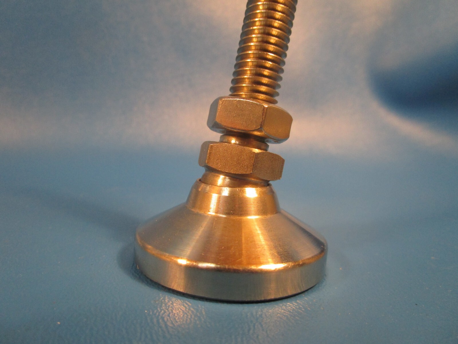 S & W SSW-2A, Swivel Leveling Mount 1/2-13 Thread x 4″ Length Stud, 1 7/8″ Base.