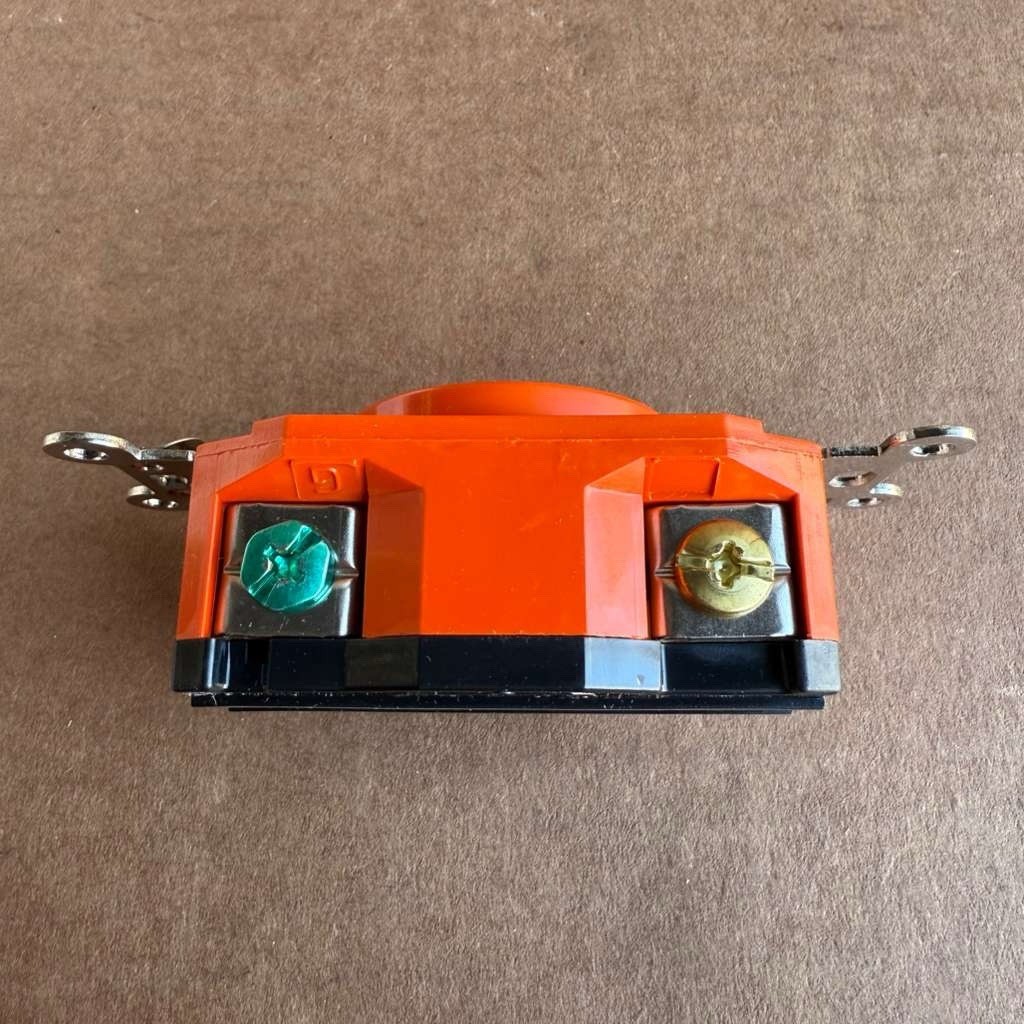 Lot of 10 Leviton 2610-IG 30A 125V L5-30R Locking Receptacle Orange NEW