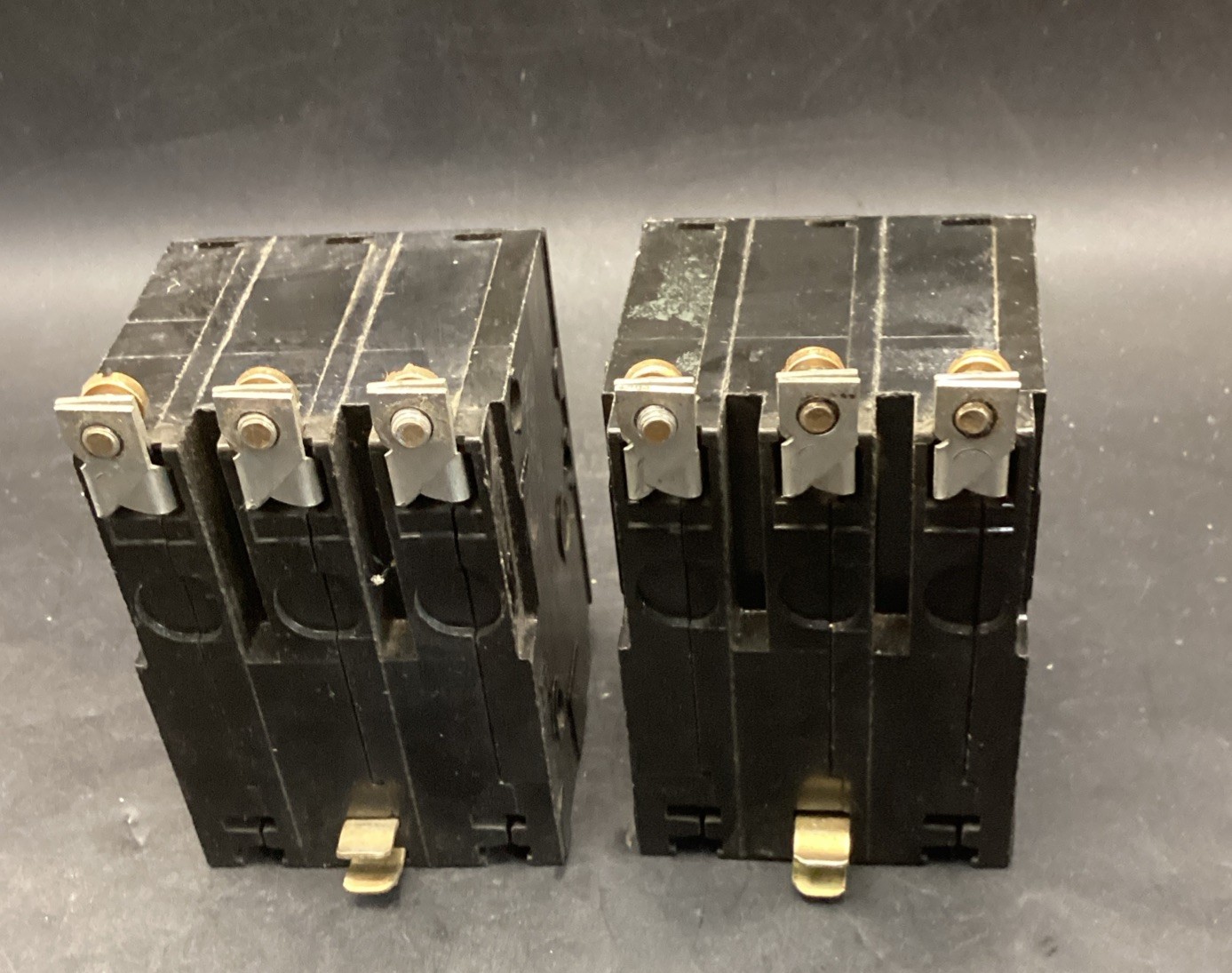 Lot Of 2 Square D Q0B330 30Amp 3 Pole 240v Circuit Breaker Used