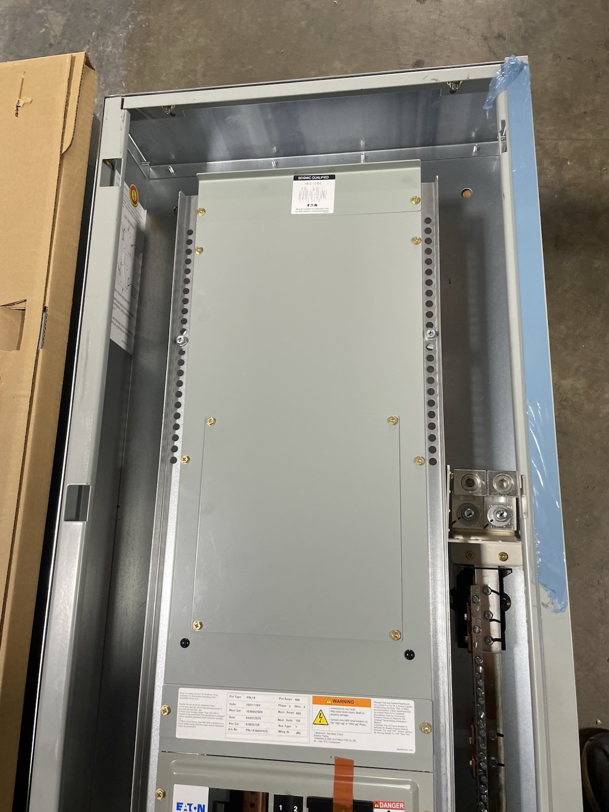 1-600 AMP 240V MAIN LUG PANELBOARD 42 SPACE 3 PHASE 4 WIRE COMPLETE PANEL