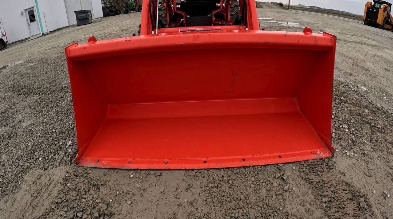 Kubota LX2620 Tractor w/ LA535 Loader & Mower Deck