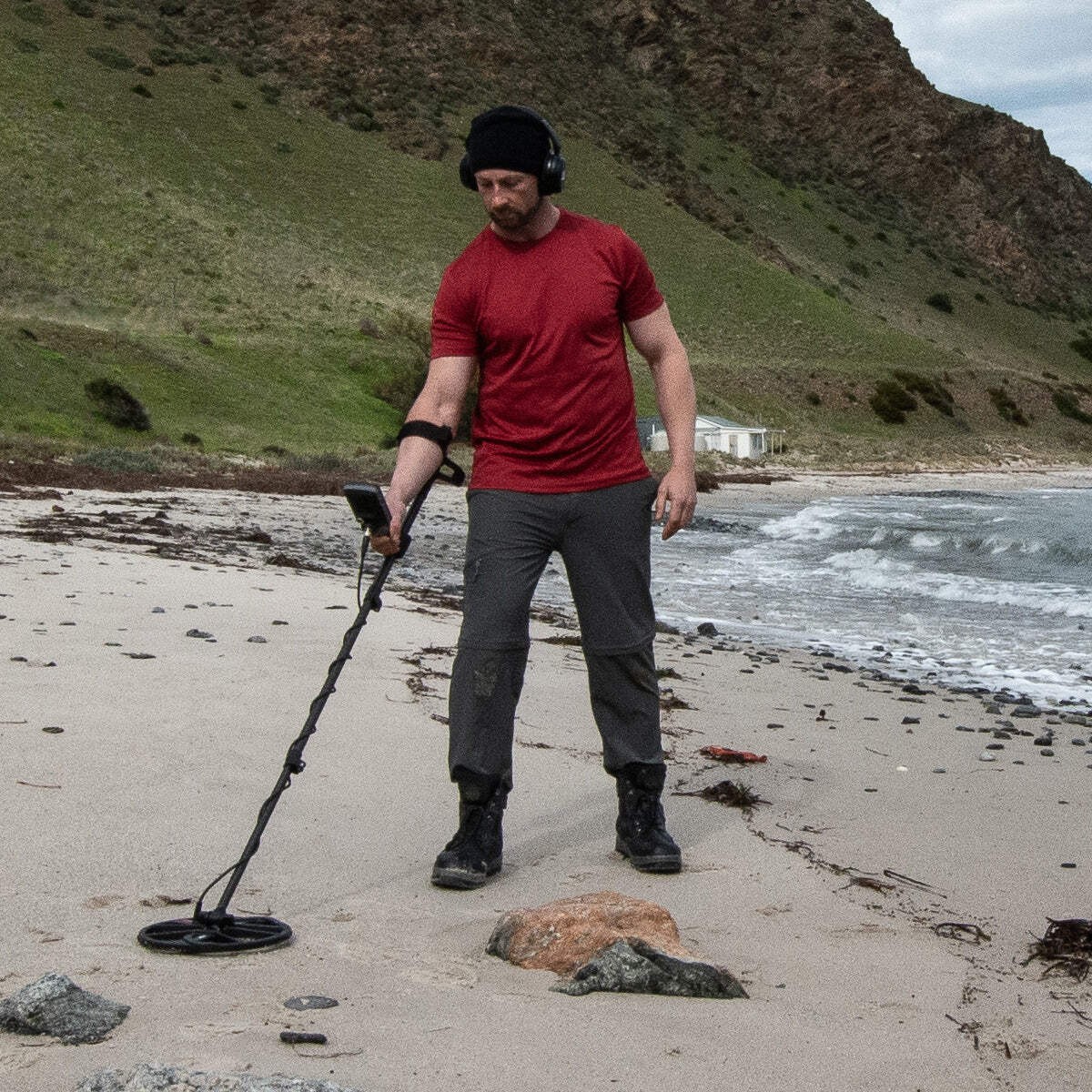 Minelab Equinox 900 Waterproof Multi-Frequency Metal Detector with 11″ and 6″ DD