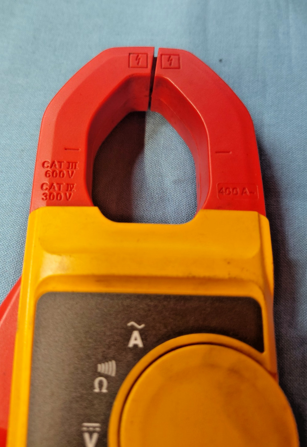 FLUKE 323 TRUE RMS CLAMP METER W/ CASE 600V 400A