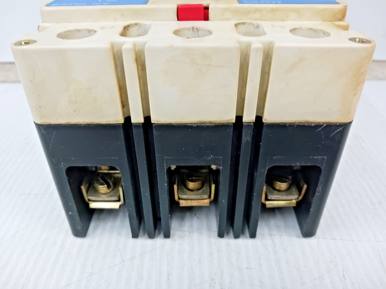 Cutler Hammer 15 Amp Circuit Breaker 3 Pole 480 VAC / 250 VDC 14kA EHD3015
