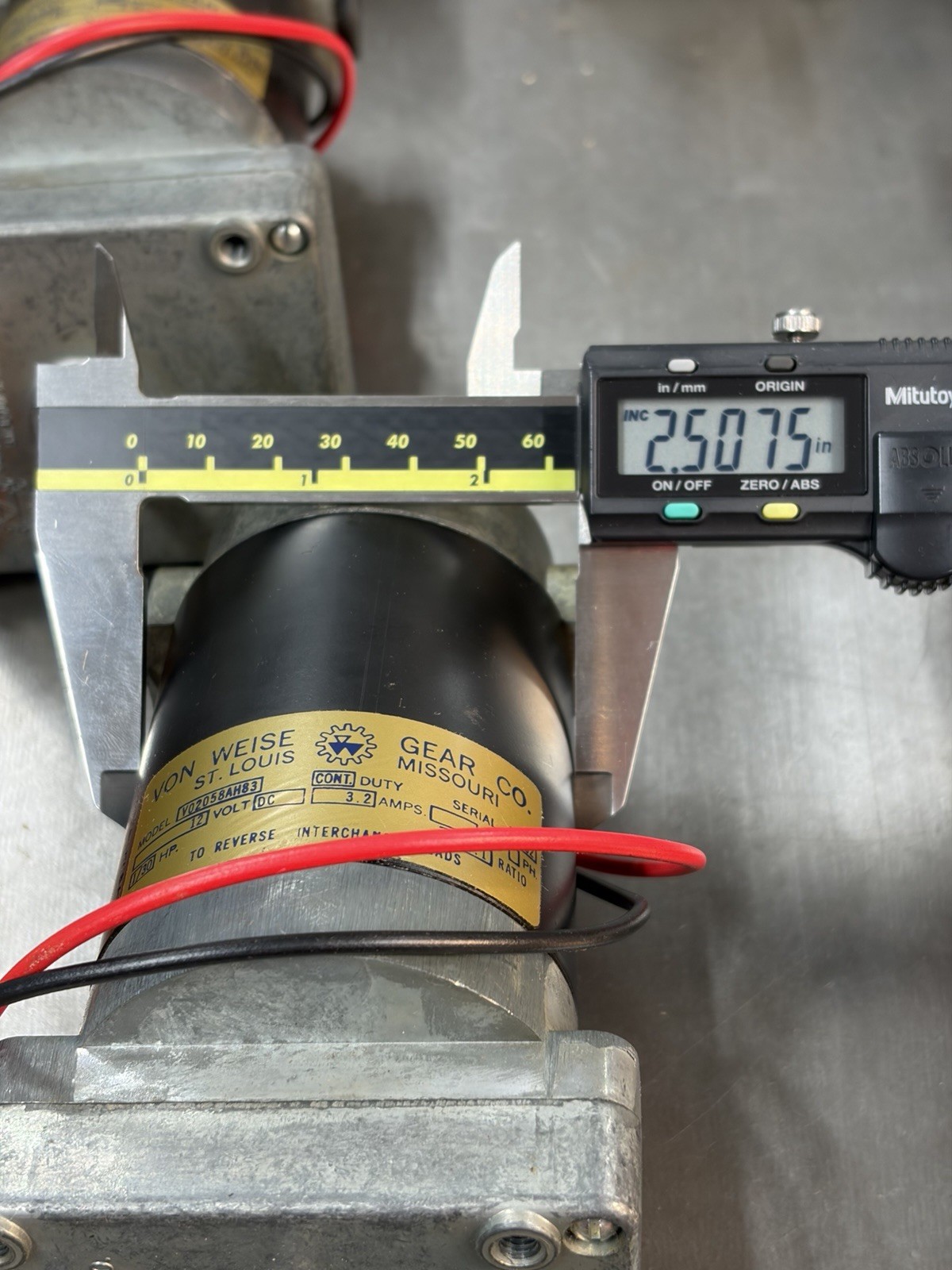QTY 1 VON WEISE GEAR MOTOR 12 VOLTS 14:1 RATIO BOTH SHAFTS ARE 5/16″ DIAMETER