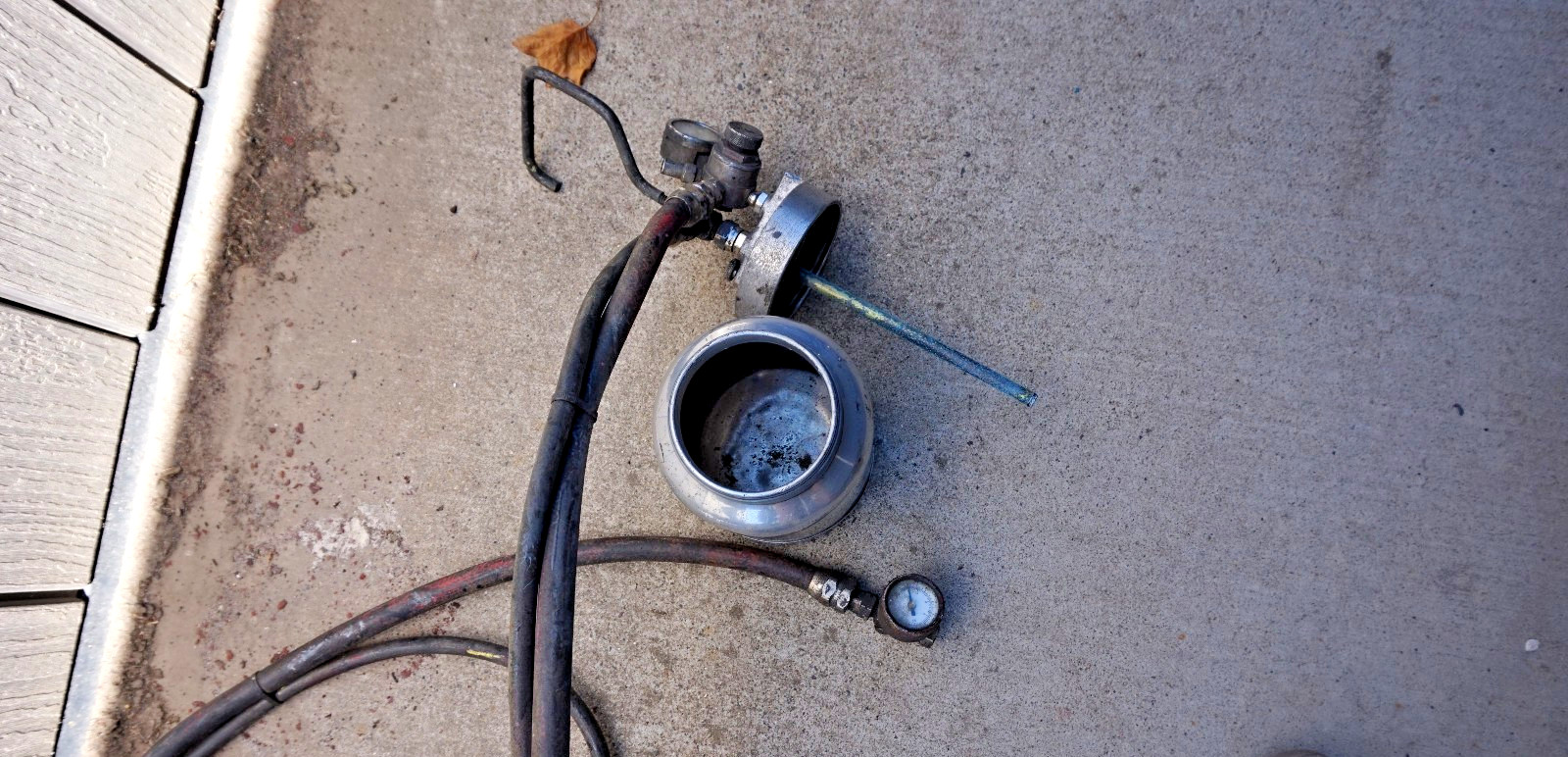 Binks Model 80 228 2 Quart Pressure Pot With Hoses, Regulator & Gauge Untested.