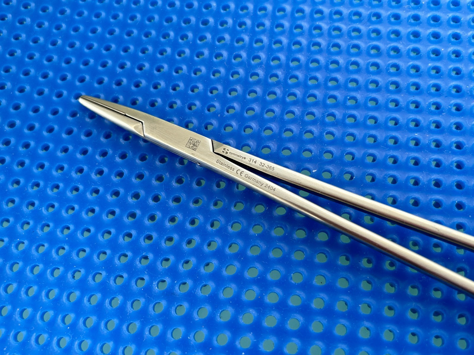Symmetry Surgical 32-365 Needle Holder; Crile-Wood; Straight; 10 1/8 in, TC