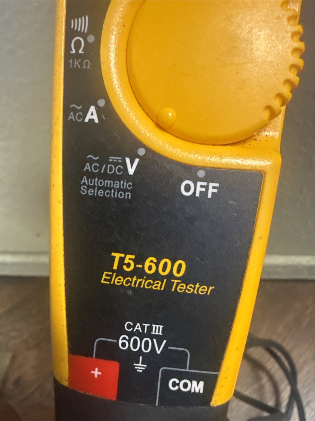 Fluke T5-600 Tester 1000V 600V Cat IV III AC DC Ohms 100A Leads Works automatic