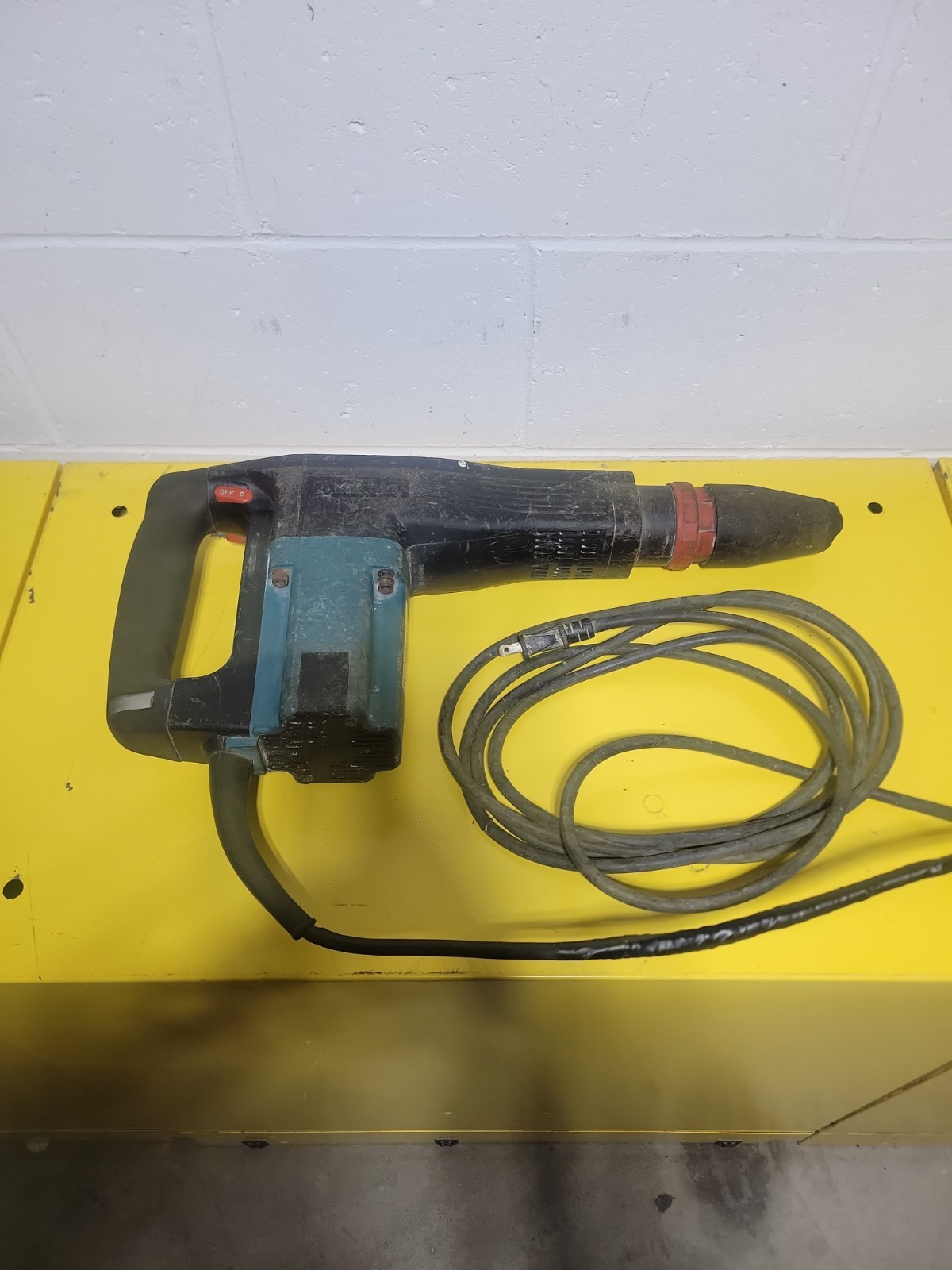 Makita HM1100C Corded Electric Demolition Jack Hammer Breaker Chip Gun W/ Case