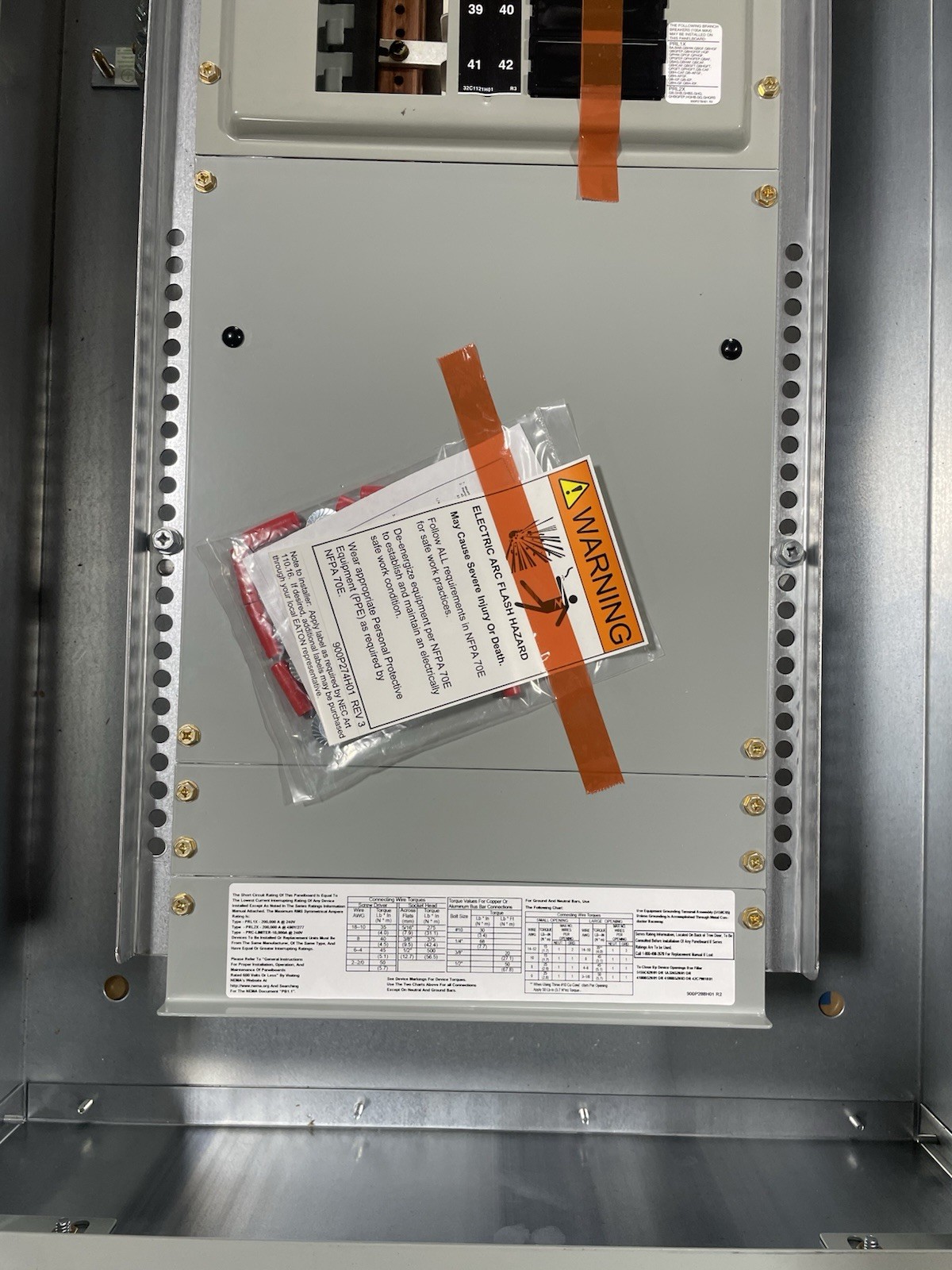 1-600 AMP 240V MAIN LUG PANELBOARD 42 SPACE 3 PHASE 4 WIRE COMPLETE PANEL