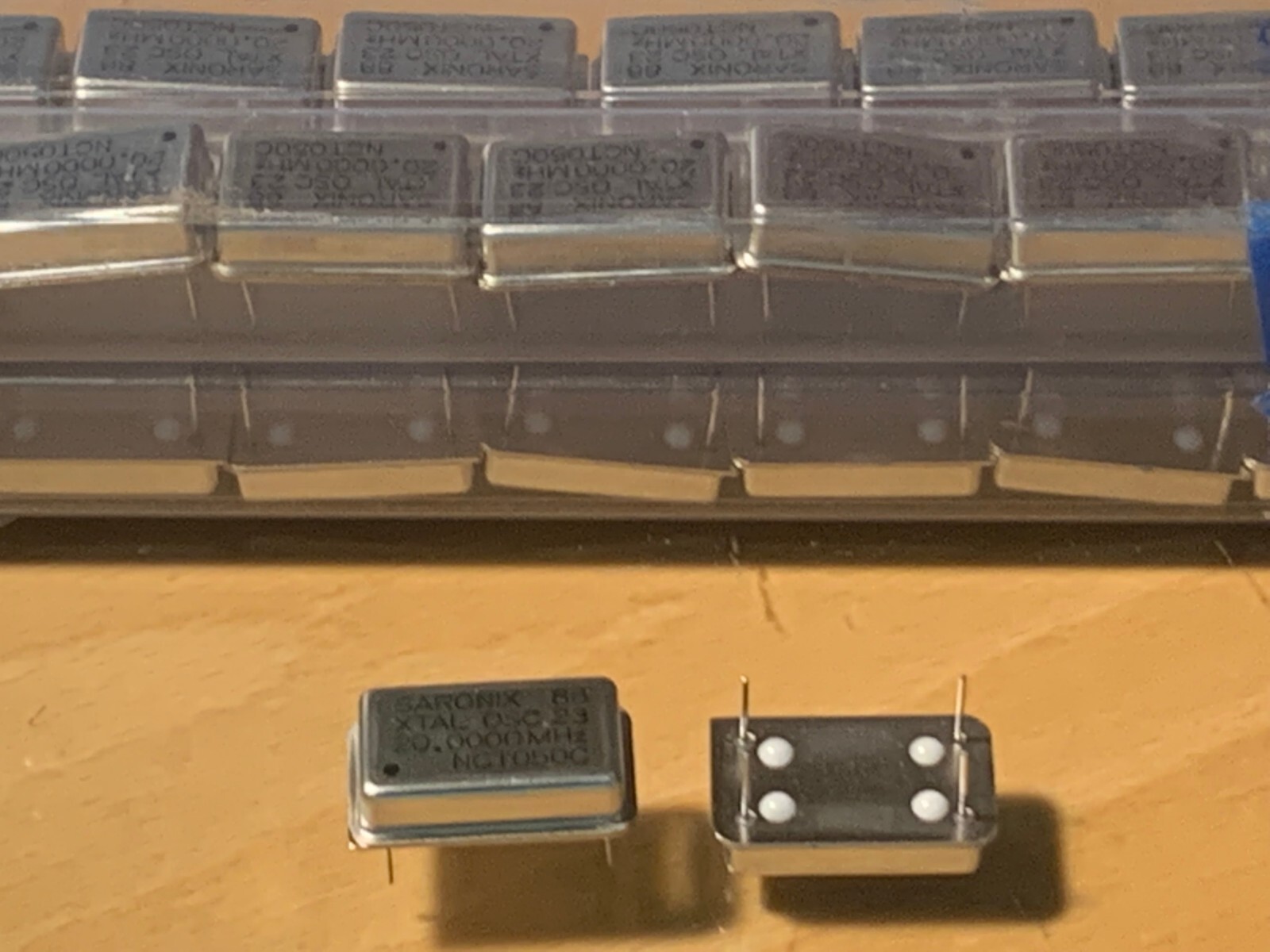20.0000 MHz SARONIX CRYSTAL OSCILLATOR FUL SIZE.