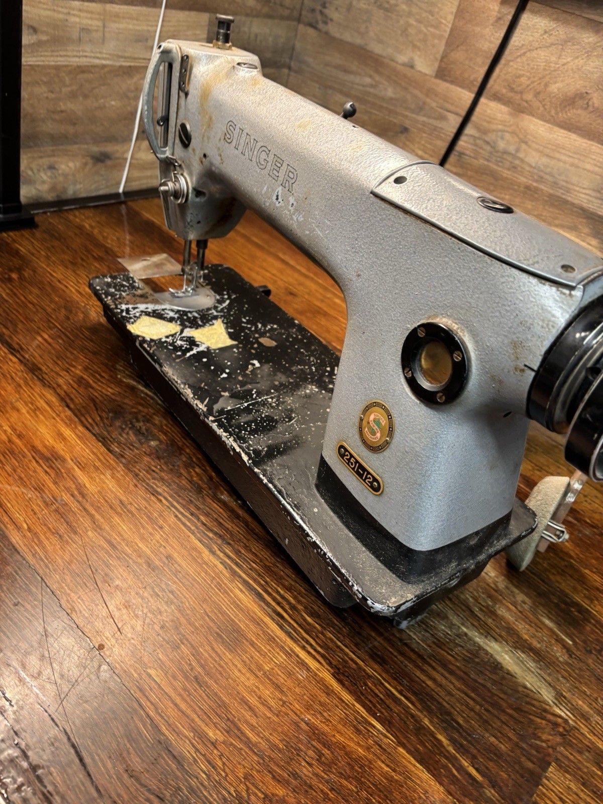 Singer 251-12 Upholstery Machine with oil pan, attachments & extras, WORKS BUT..