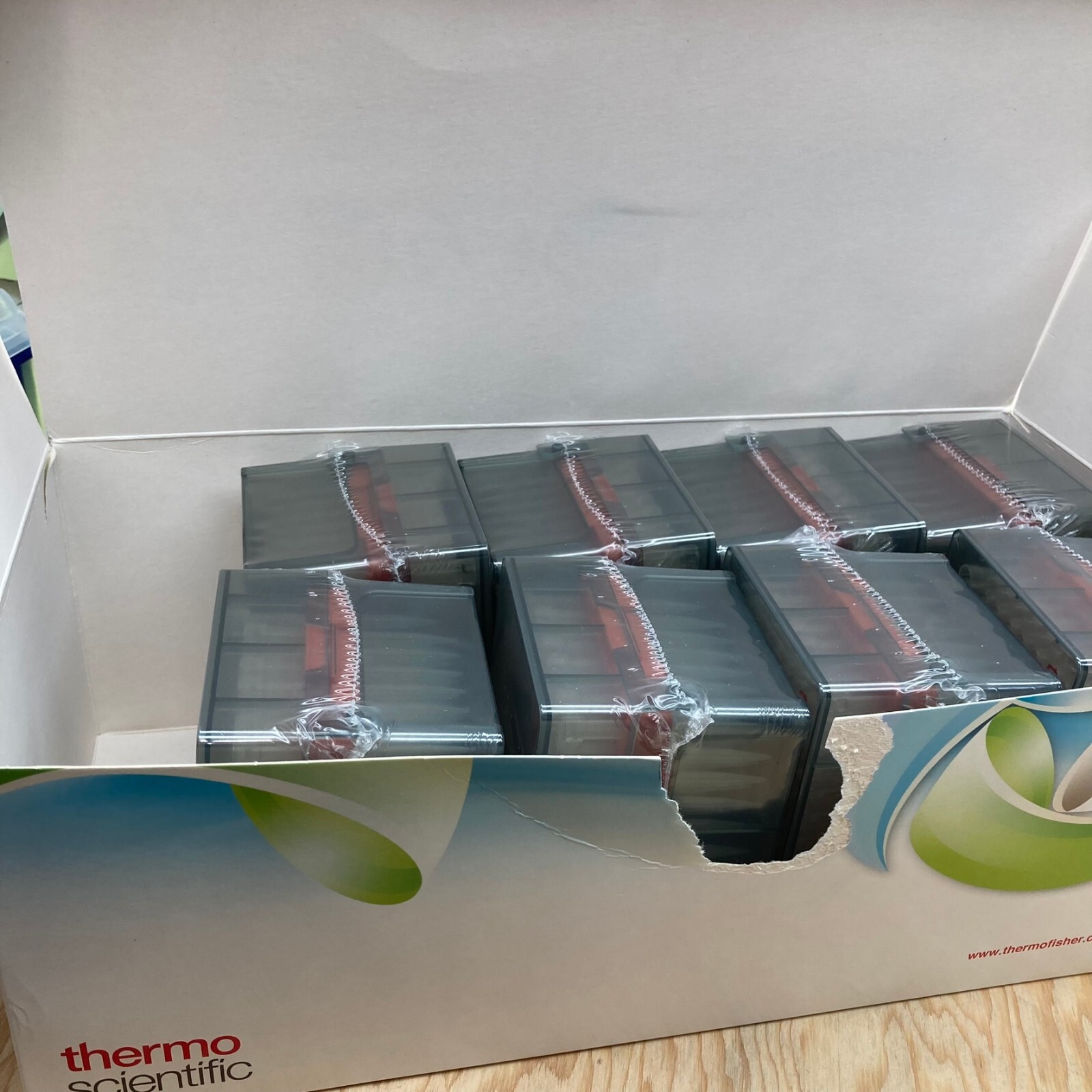 8 Racks Thermo 300µL ClipTip Low Retention Pipette Tips – 94410510 – Exp 03/2027