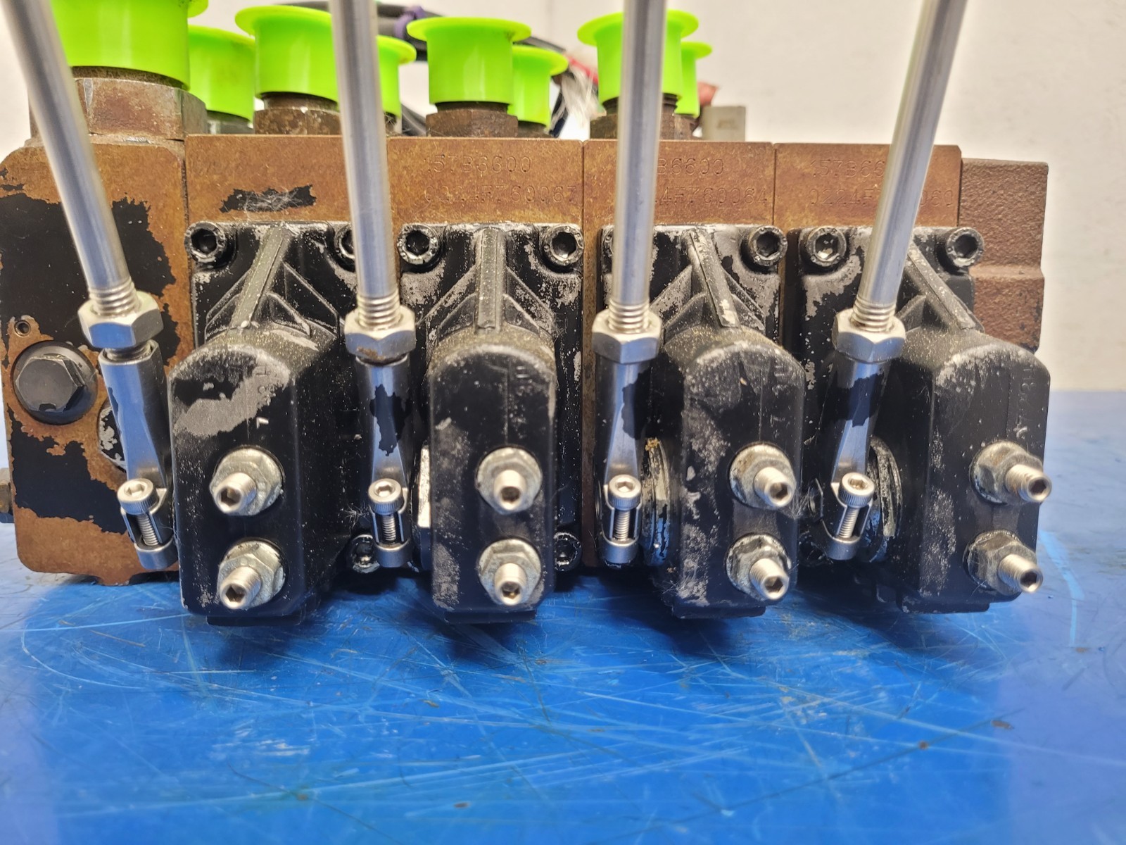 Danfoss PVG 32 4 x Proportional Hydraulic Valve Block 159B5171 Servo Valves