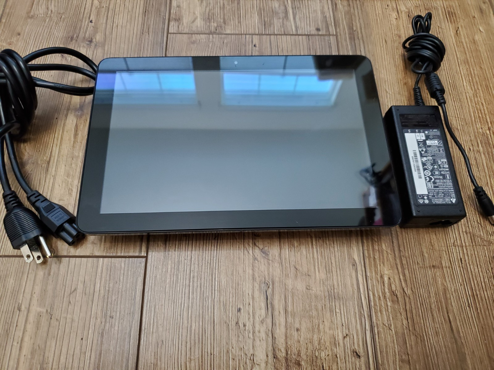 ELO 10″ I-Series 4.0 AiO Touchscreen Tablet Computer (E390647) w/ PoE (E413396)