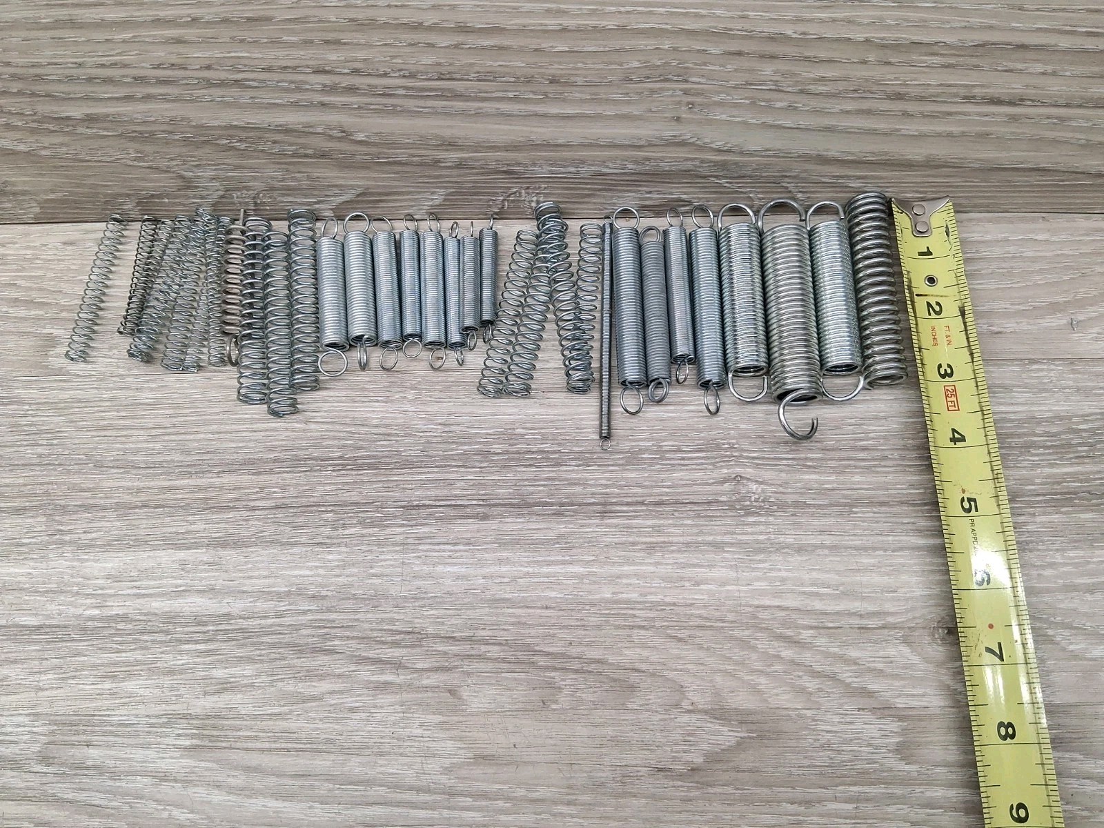 Assorted Springs 80 Pieces As Shown Various Sizes And Thickness ( Read Descripti
