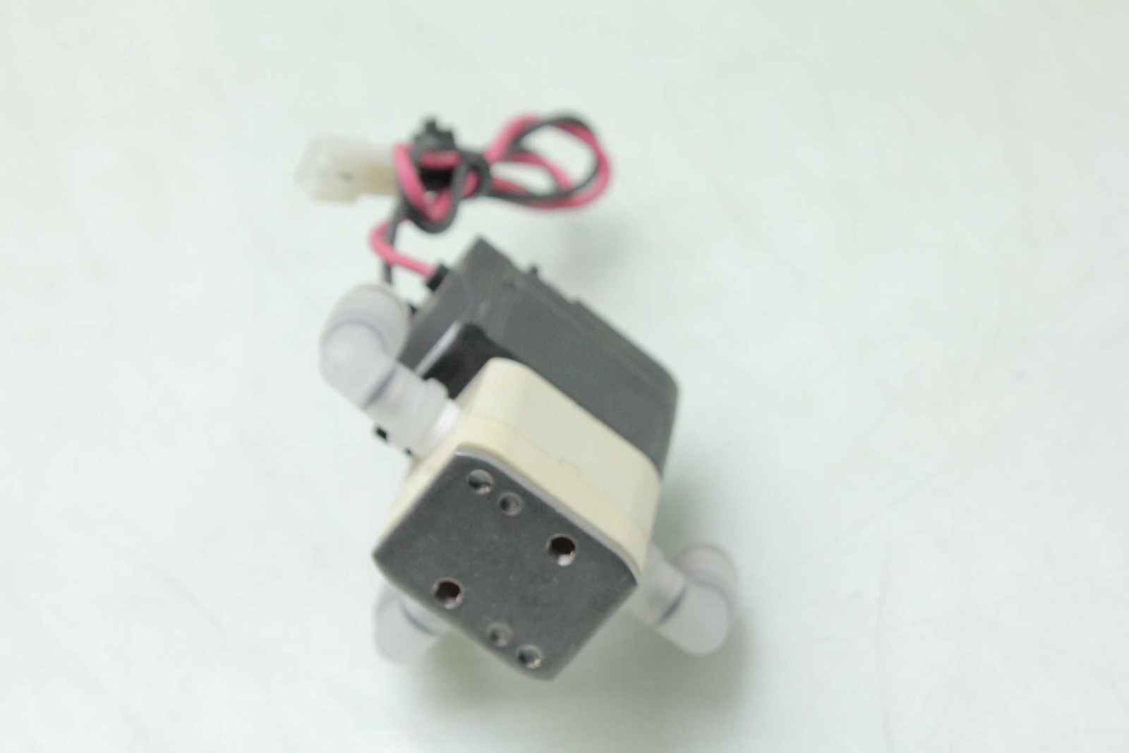 CKD MEG2-6-DC24V Three Way Solenoid Valve 24V DC Coil 3 Port / 1/8″ RC Port