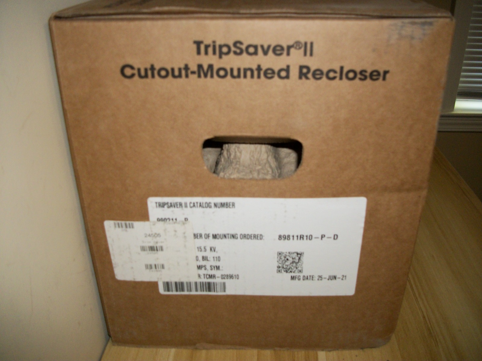NEW IN BOX S&C TRIPSAVER II CUTOUT MOUNTED RECLOSER CAT # 990211-P 15.5 110