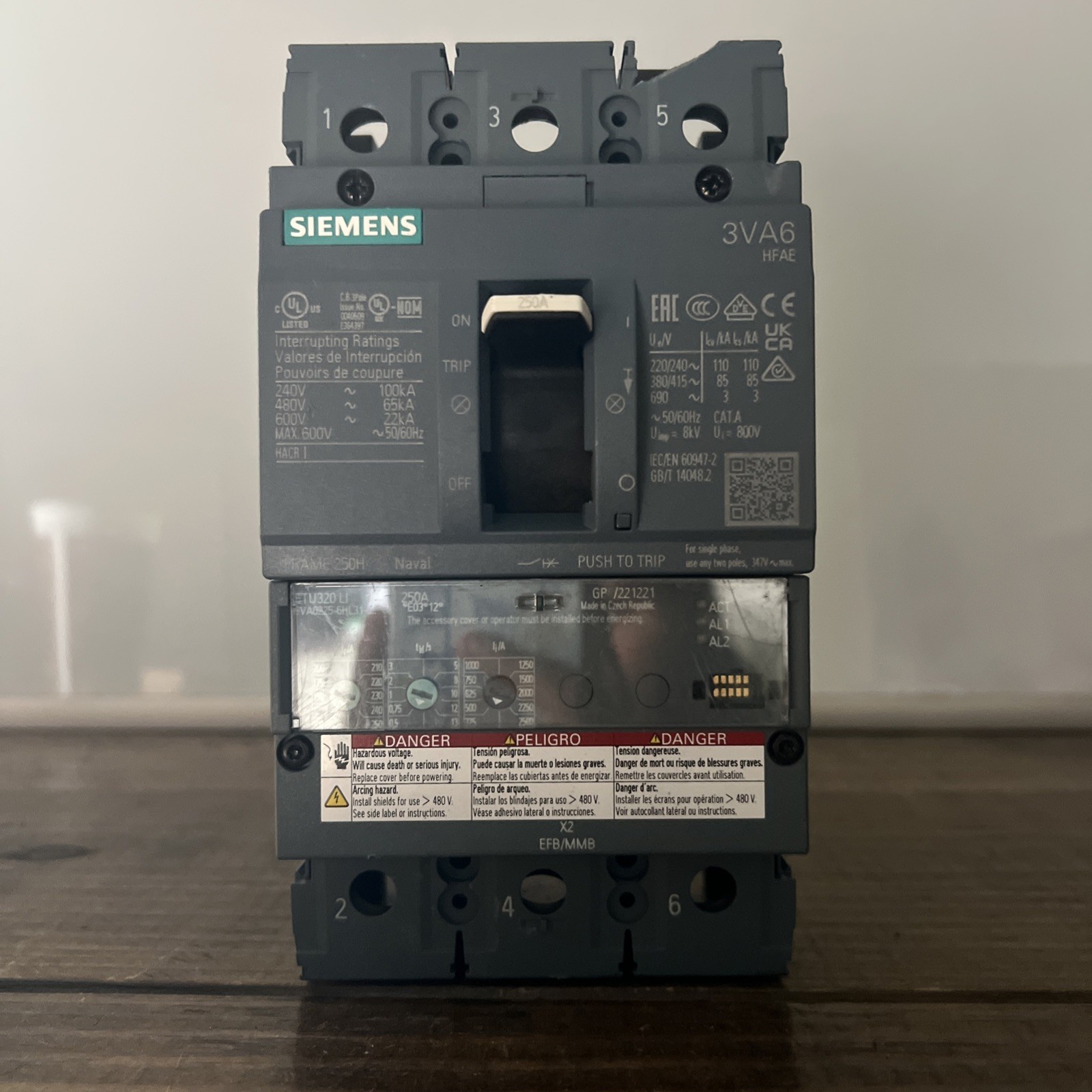 Siemens 3VA6 250A 3-Pole 551-600V AC Panel Mount Trip Indicator 3VA6225