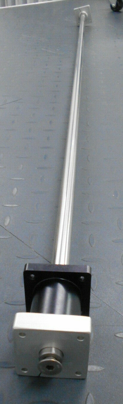 THOMPSON 2.36×2.36×2.05 CARRIAGE ON 60″L TUBE LINEAR SLIDE W/2 1-¼» FLANGED BLK