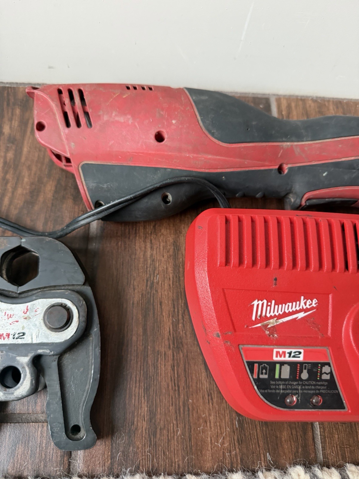 MILWAUKEE 2473-22 M12 FORCE LOGIC PROPRESS TOOL with 3/4″ Jaw Battery Charger