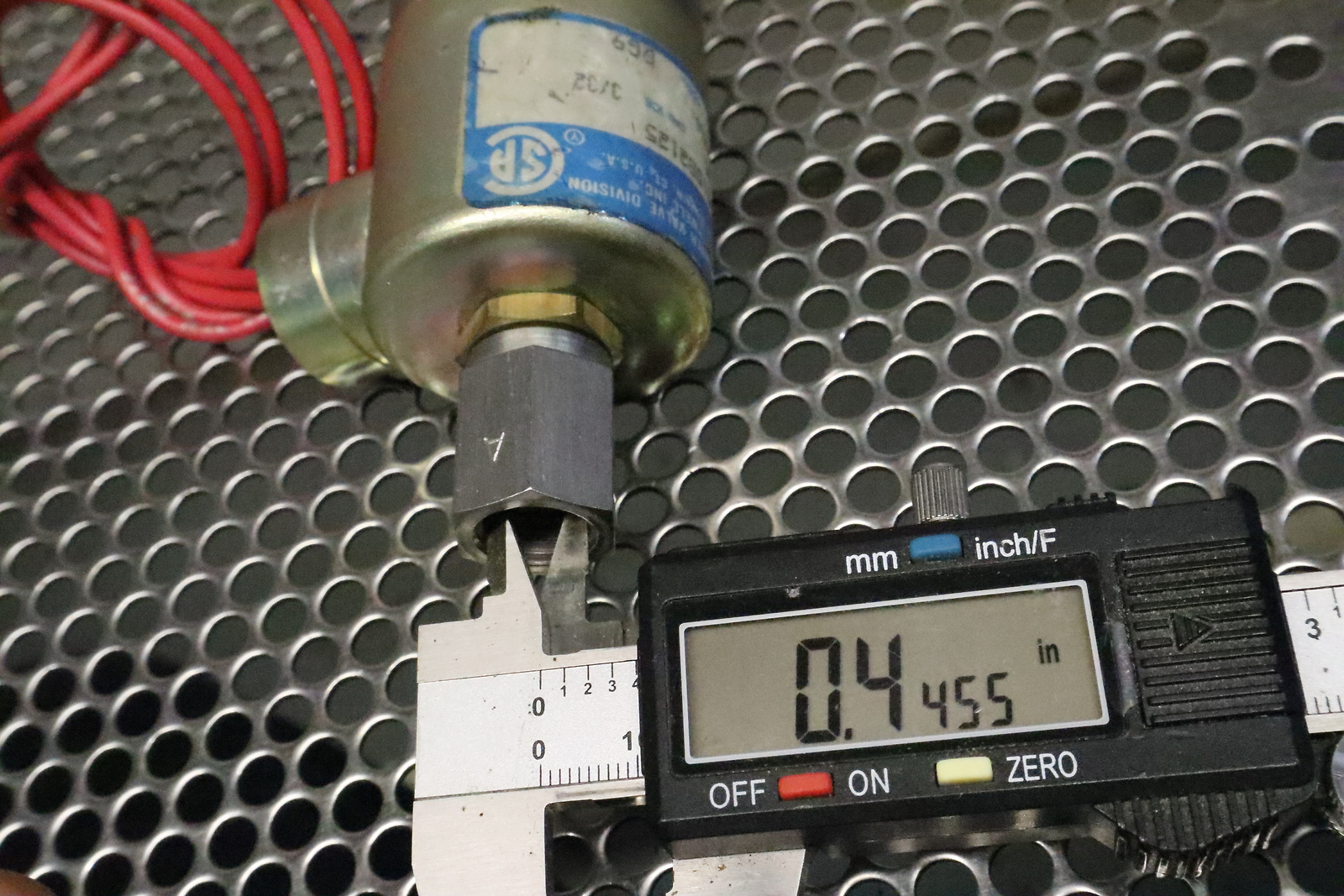 Skinner Honeywell V51DB2125 125PSI 24V 60Hz 11Watts Solenoid Valve New Old Stock